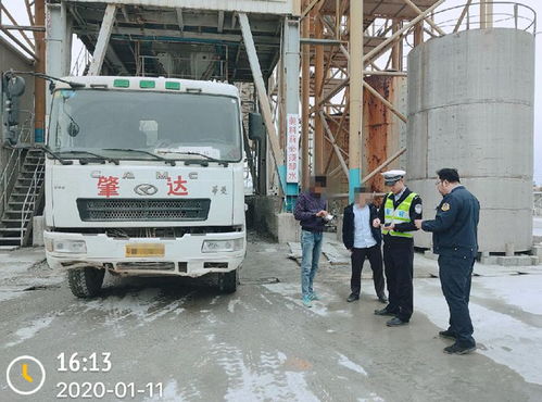 德慶交警迎戰(zhàn)春運嚴查違規(guī)運輸，一日查處準(zhǔn)“百噸王”車輛力保道路安全